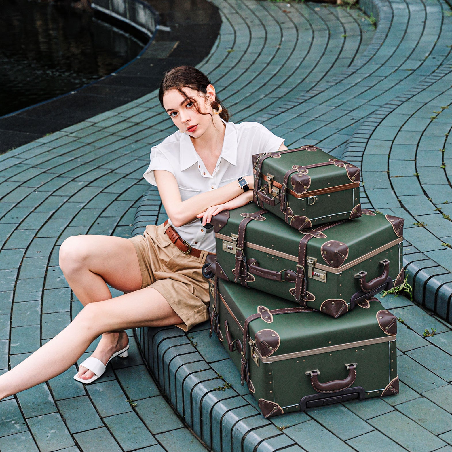 thumbnail image 2 of Urecity Vintage And Cute Carry-on Overnight Case Non-wheeled Mini Leather Trunk Suitcase With Shoulder Strap, Red Alligator, 16", Pretty And Cute Vintage Case 2 of 12
